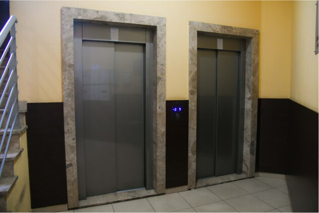 dva zatvorena lifta