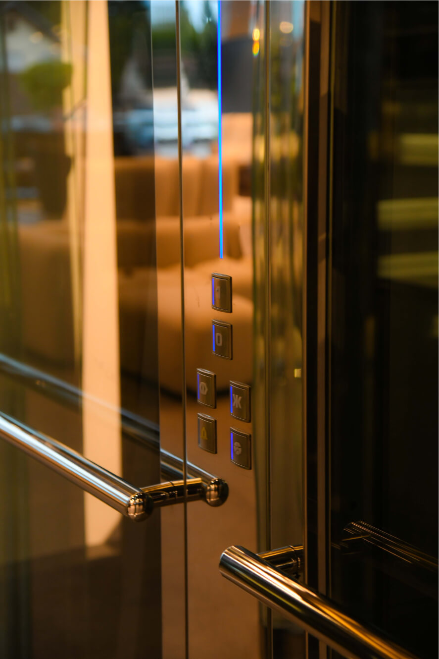 lift kabina u salonu namjestaja