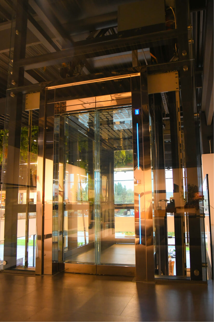 lift u salonu namjestaja como