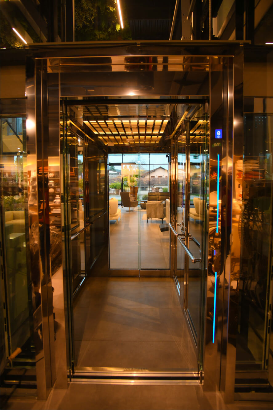 lift kabina u salonu namjestaja como