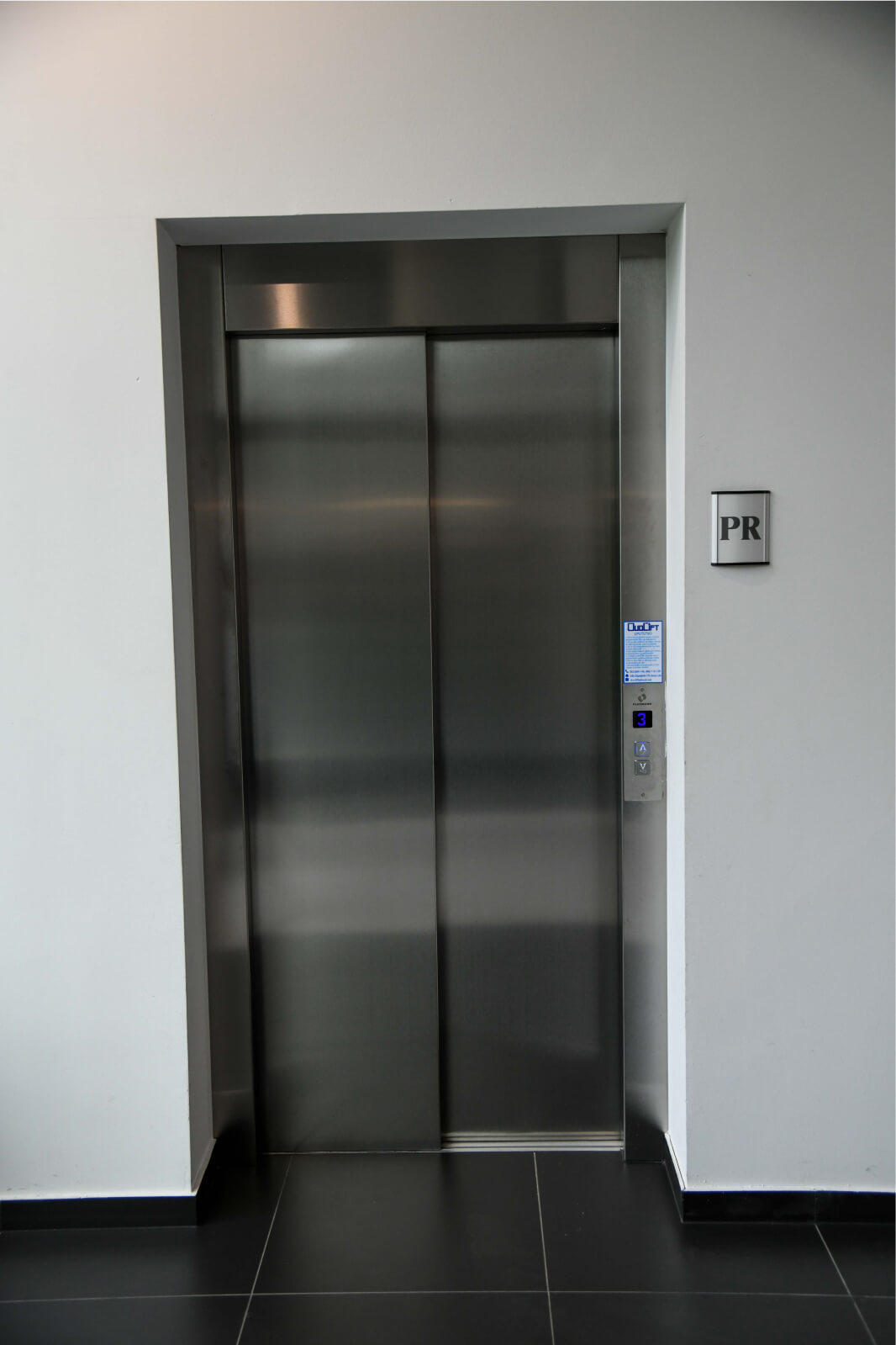 zatvoren lift