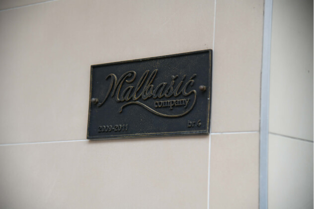 malbasic natpisna ploca